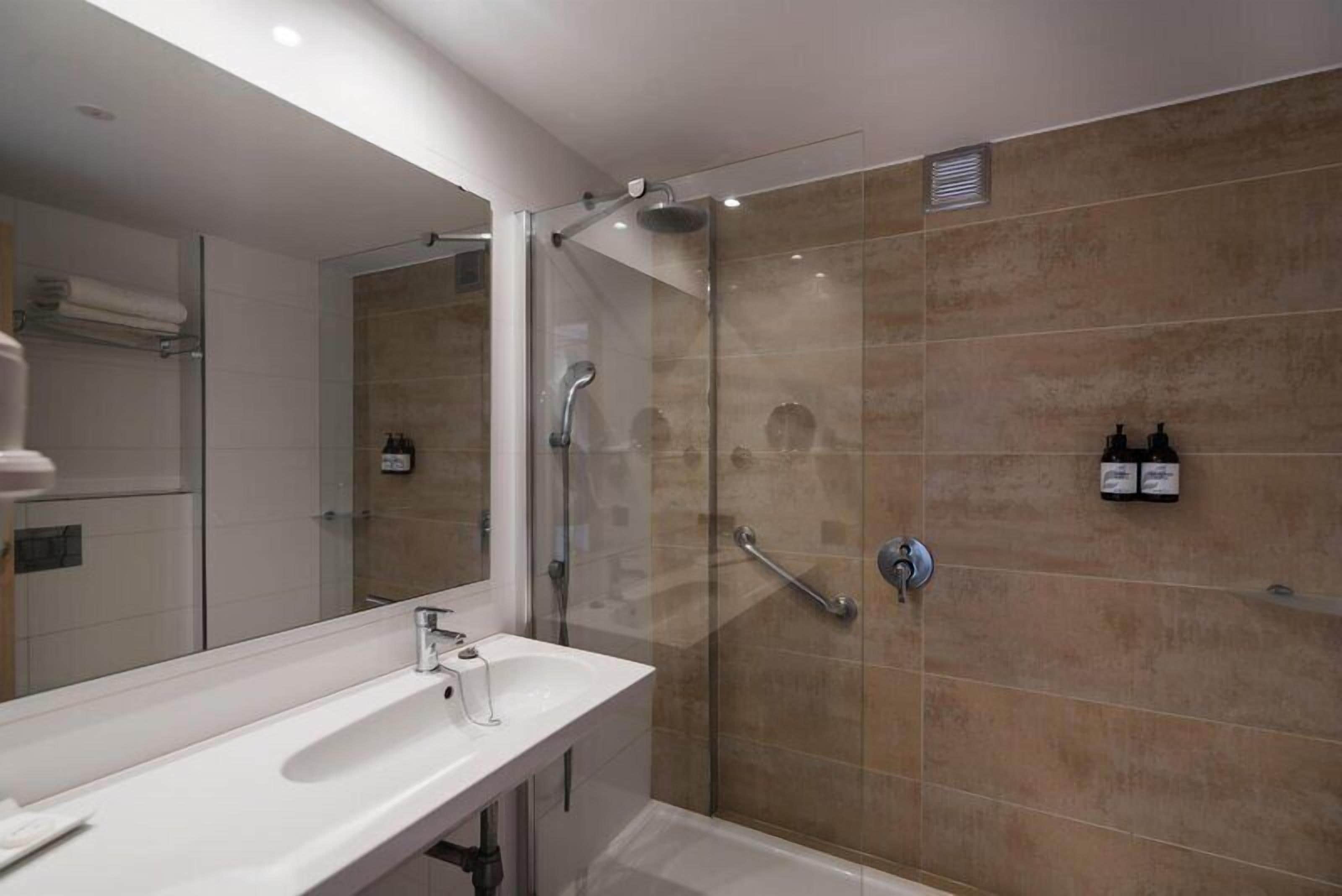 Zweibettzimmer, Balkon, Meerblick | Badezimmer | Kostenlose Toilettenartikel, Haartrockner, Handtücher