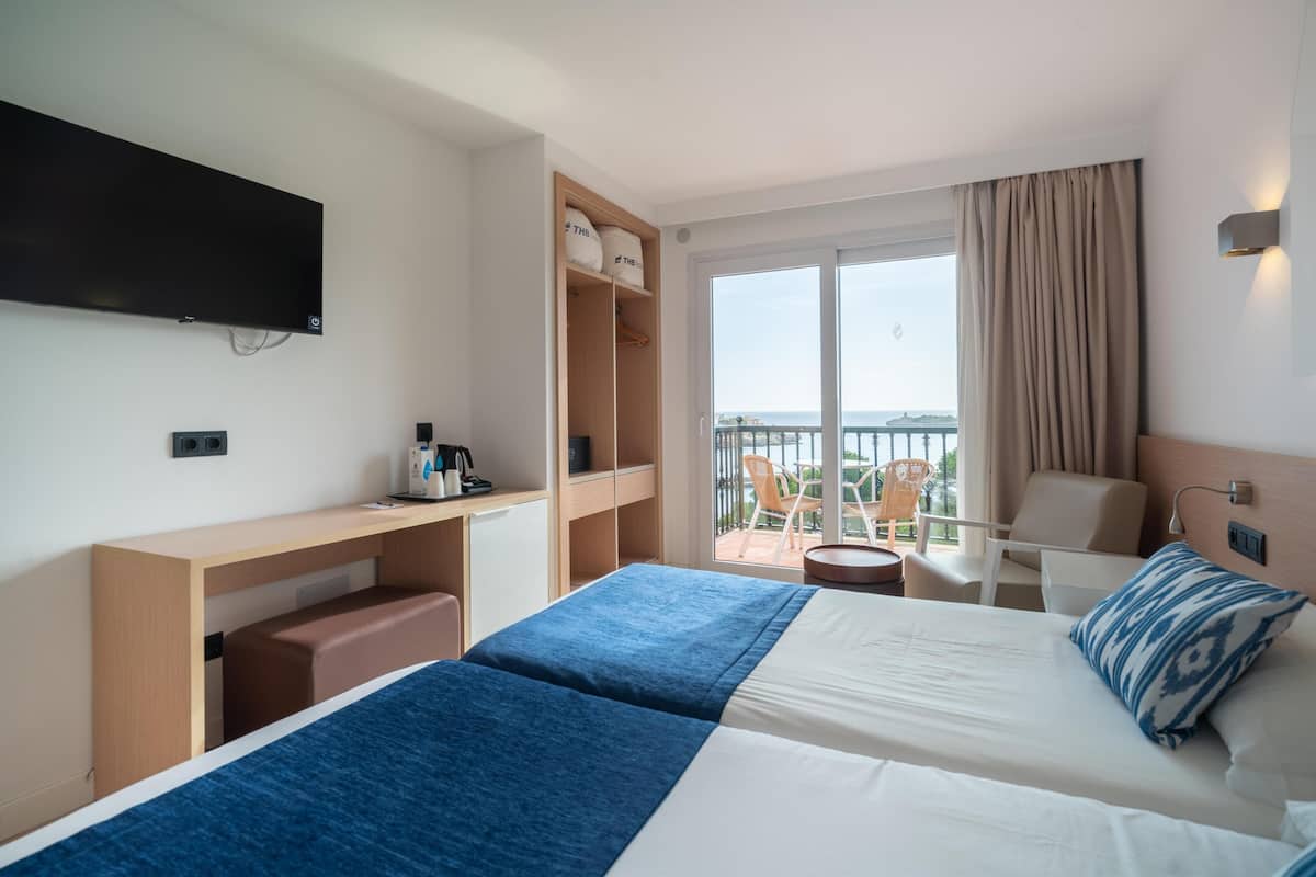 Habitació amb dos llits individuals, balcó, vistes al mar | Escriptori, cortines opaques, wifi gratuïta i roba de llit