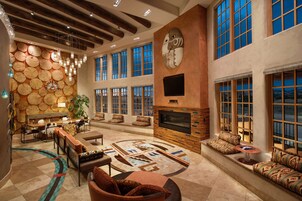 套房, 1 张特大床 | 高档床上用品、加厚床垫、客房内保险箱、办公桌