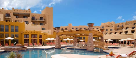 Piscine couverte, piscine extérieure (ouverte en saison)