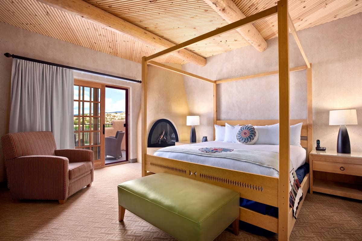Suite, 1 King Bed | Premium bedding, pillow-top beds, in-room safe, desk