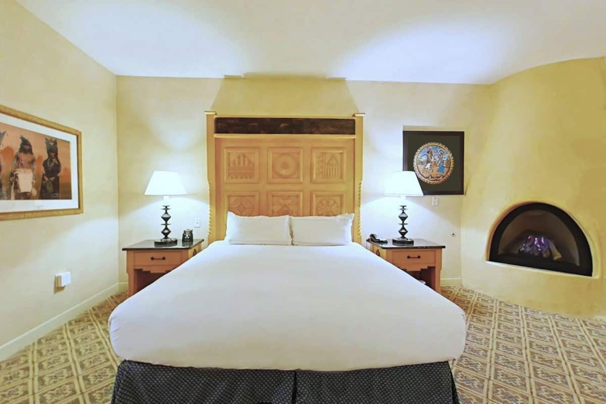Room, 1 King Bed, Fireplace | Premium bedding, pillow-top beds, in-room safe, desk