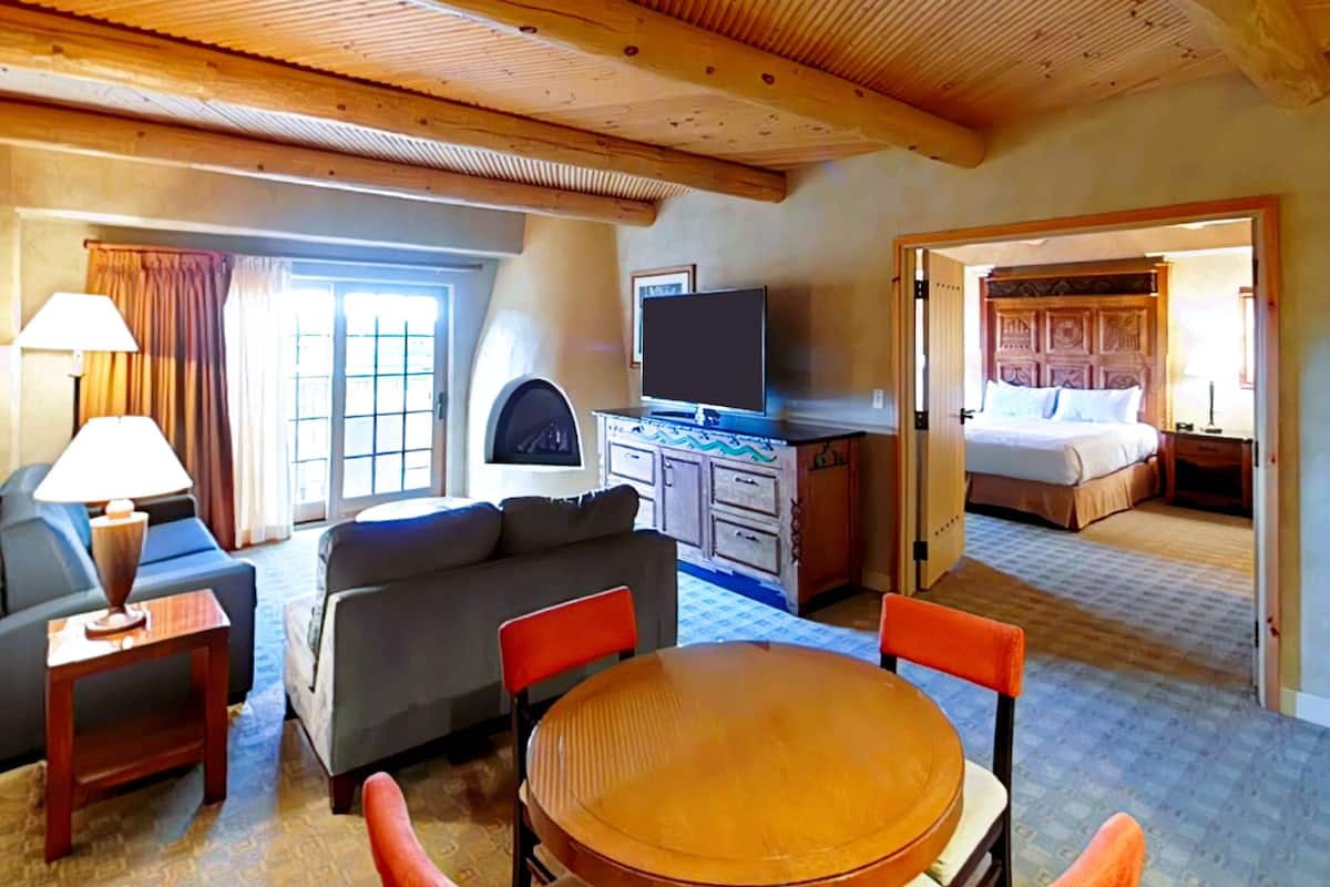 Deluxe Suite, 1 King Bed | Premium bedding, pillow-top beds, in-room safe, desk