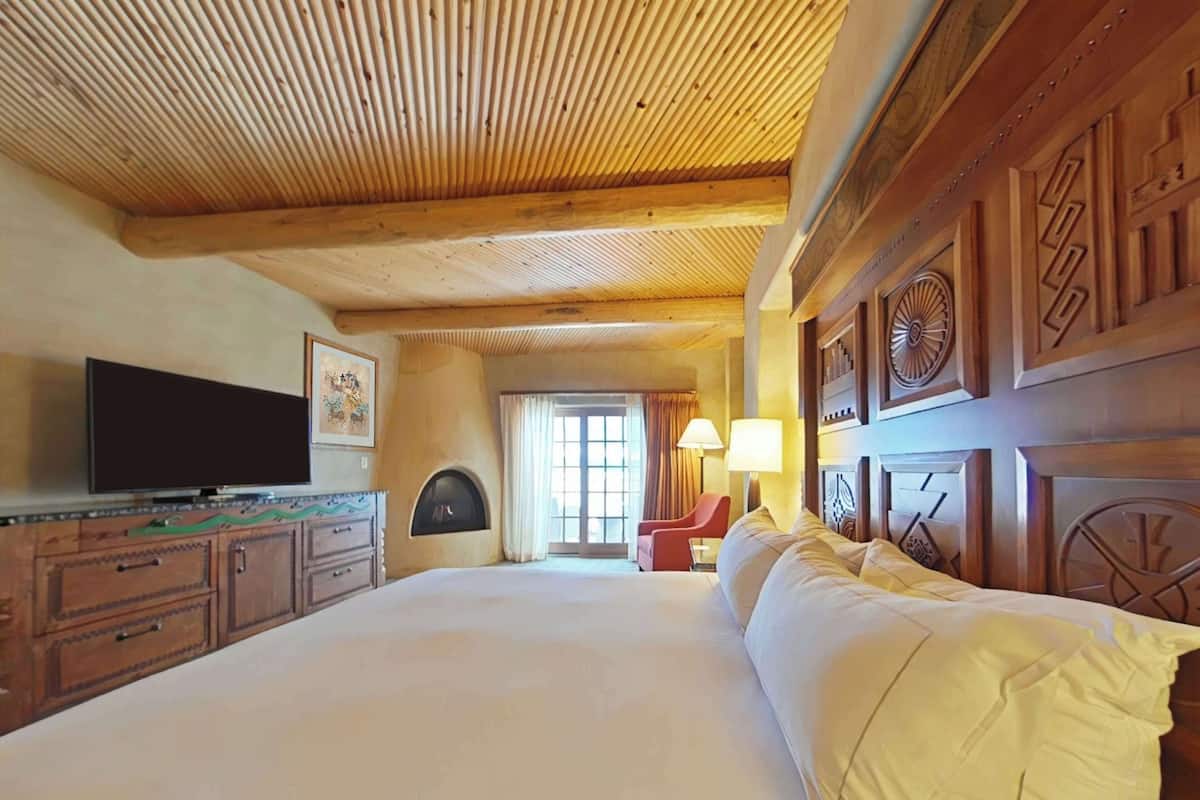 Superior Suite, 1 King Bed | Premium bedding, pillow-top beds, in-room safe, desk