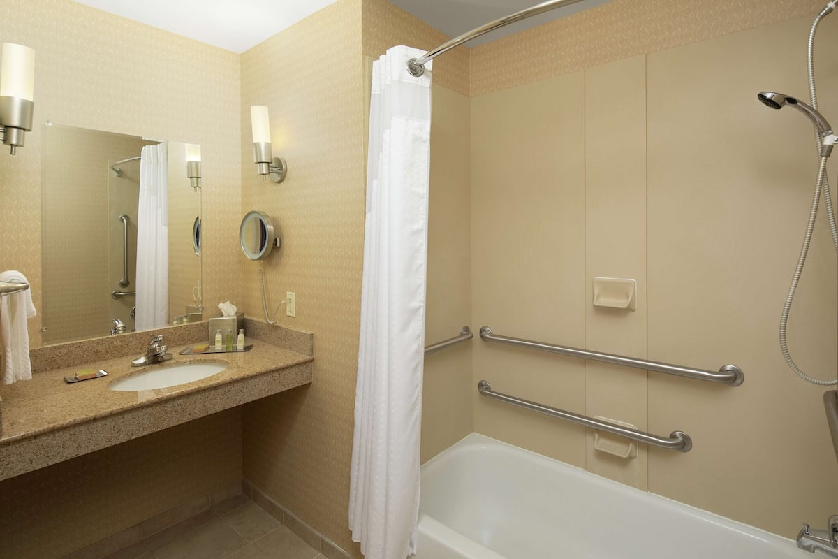 Bañera con ducha, artículos de tocador gratuitos, secador de pelo