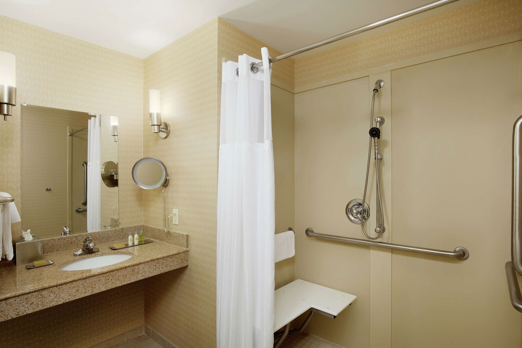 Bathroom | Combined shower/tub, free toiletries, hair dryer, towels