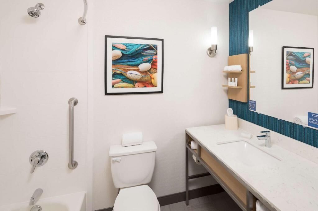 Baño | Artículos de higiene personal gratuitos, secador de pelo y toallas