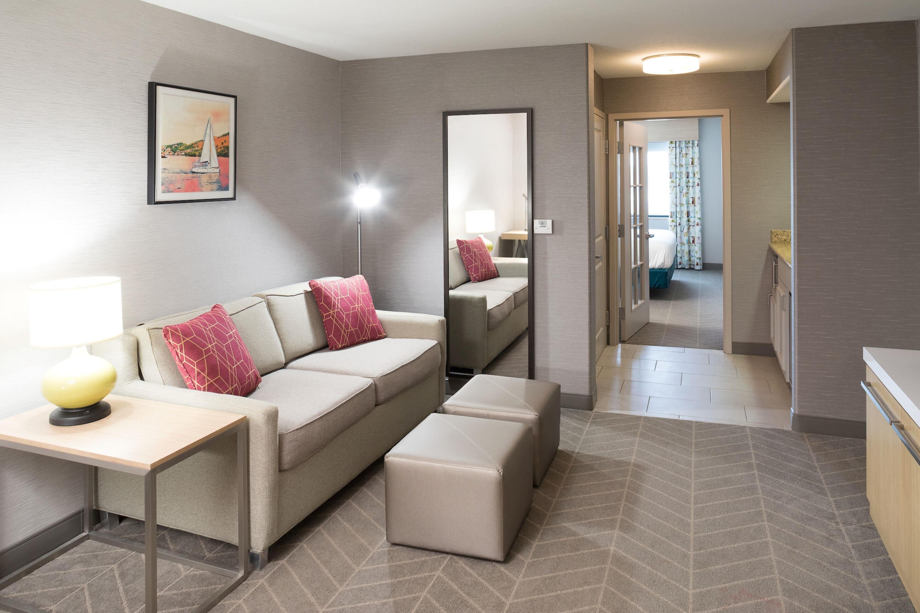 标准房 | 起居区 | 40-英寸液晶电视（配备有线频道）、电视、收费电影