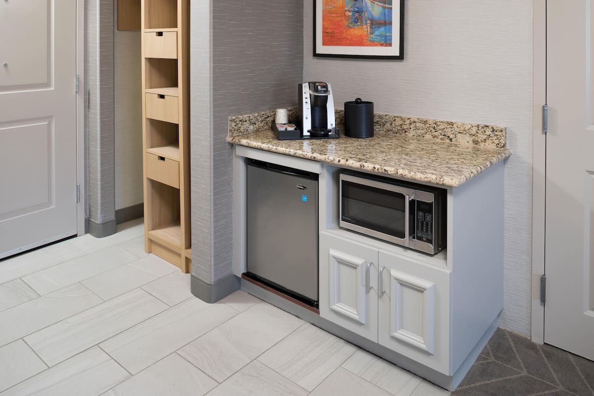 1 cama King size, accesible en silla de ruedas, de no fumar | Escritorio, cortinas blackout y tabla de planchar con plancha