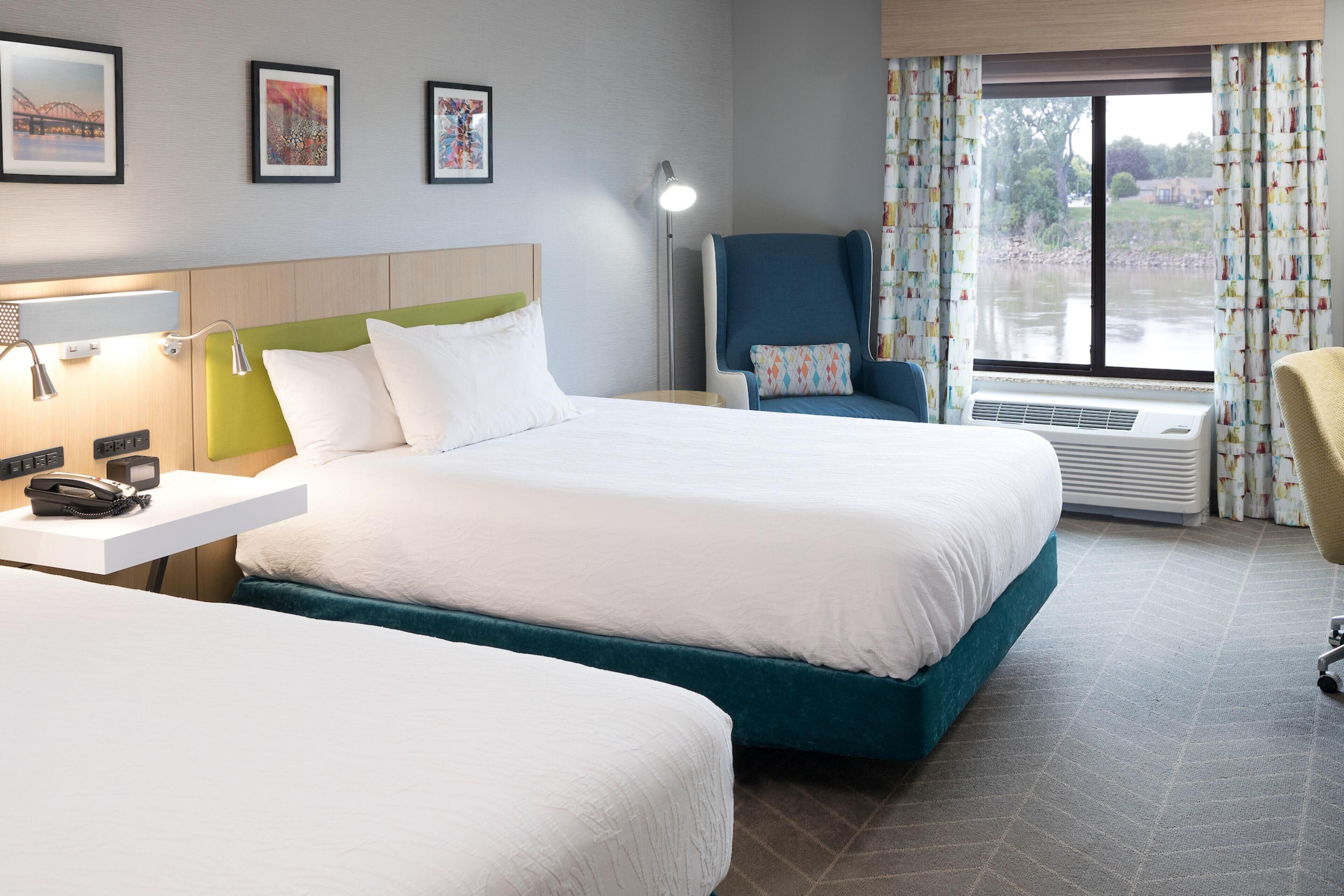 2 camas de matrimonio | Escritorio, cortinas blackout y tabla de planchar con plancha 