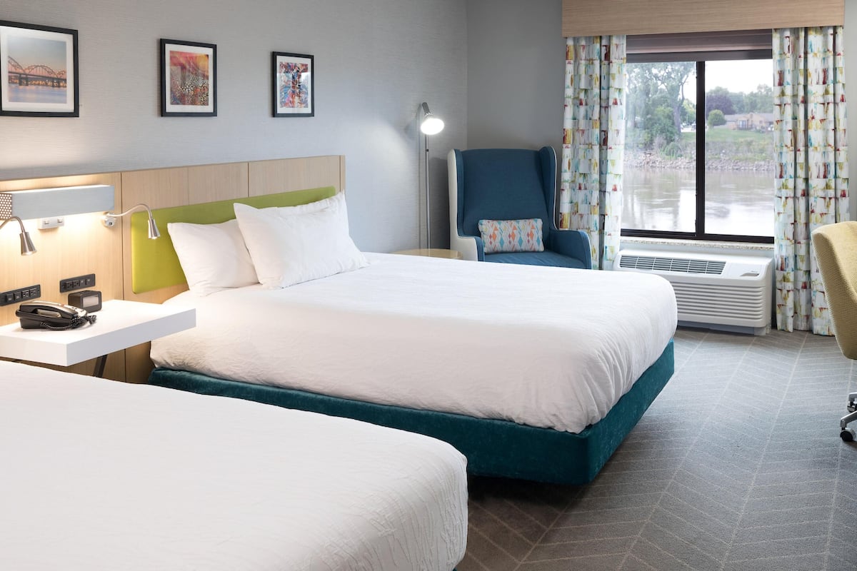 2 camas de matrimonio | Escritorio, cortinas blackout y tabla de planchar con plancha