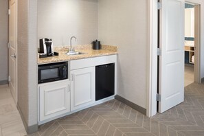 Svit, 1 sovrum - 1 kingsize-säng - utsikt mot floden | Minibar