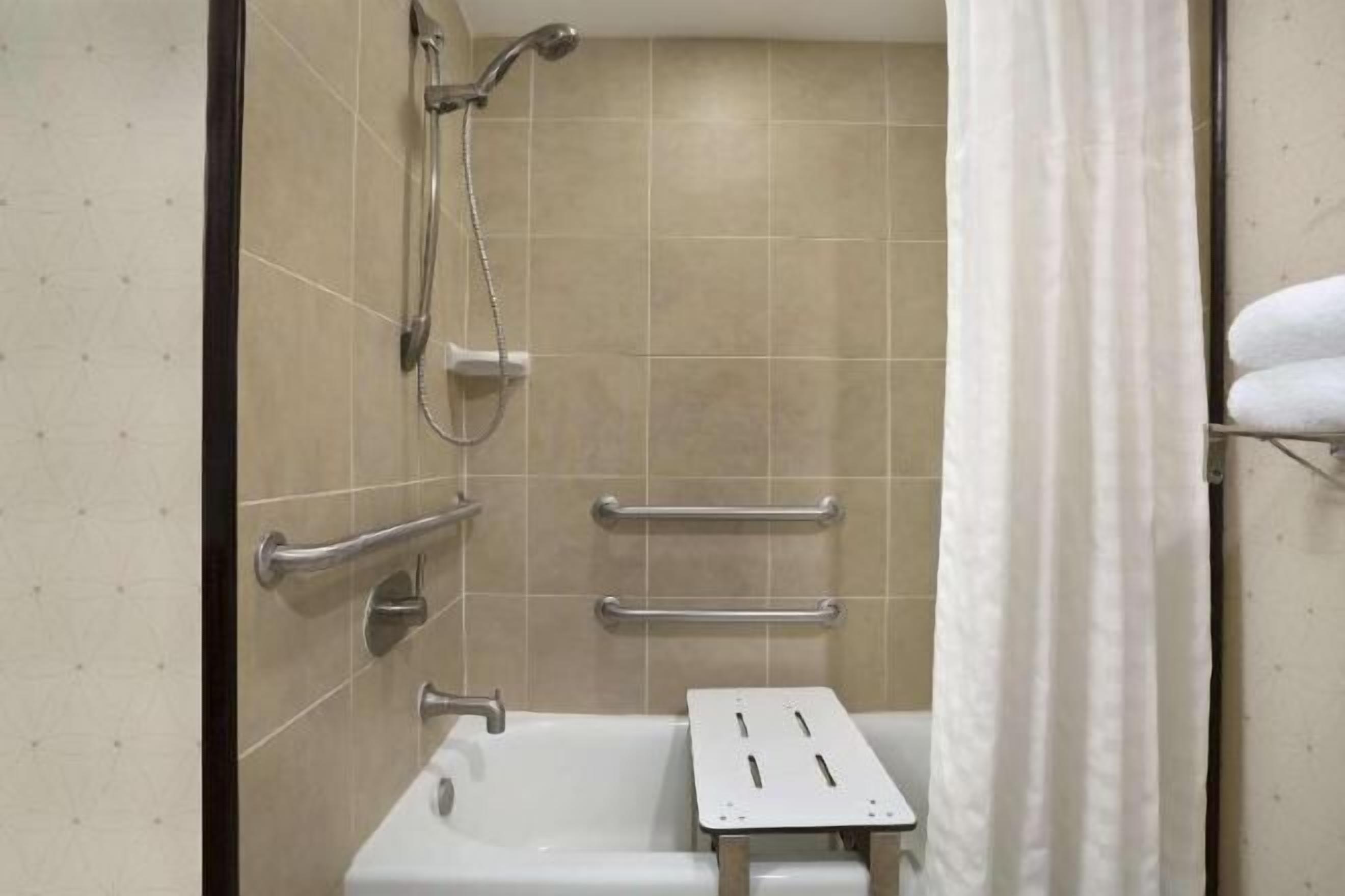 Salle de bain | Ensemble douche/baignoire, articles de toilette de luxe, sèche-cheveux