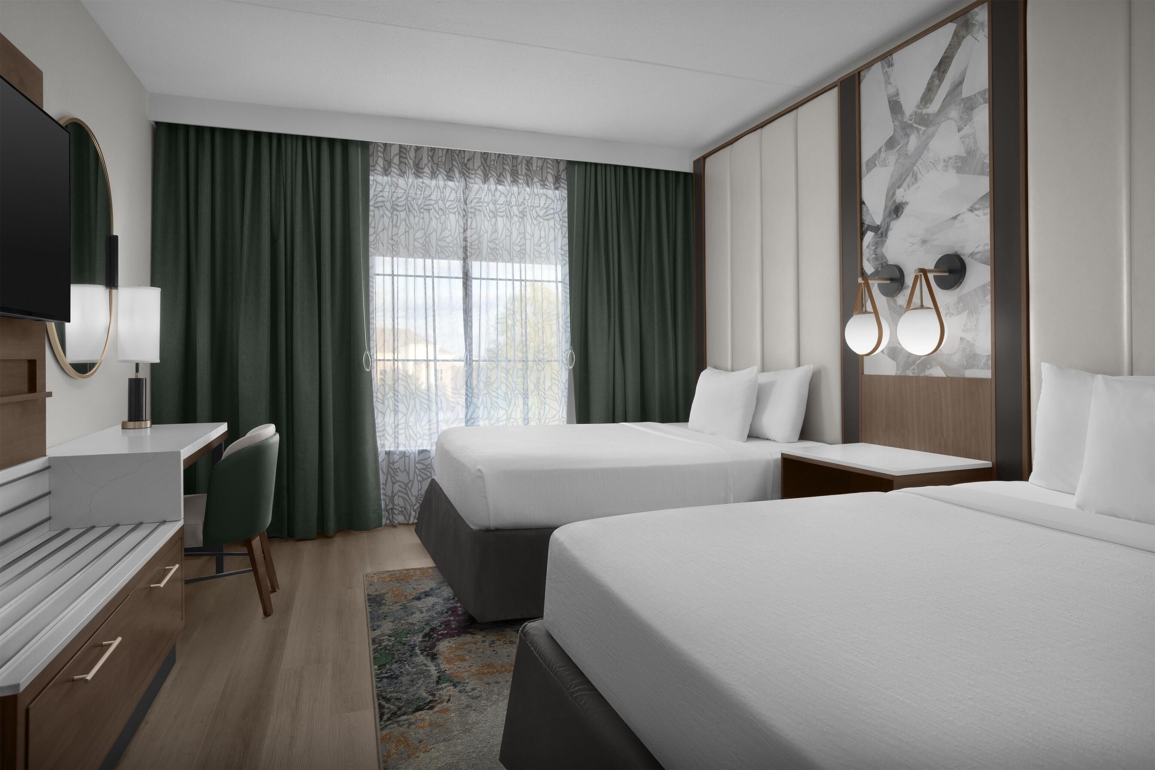 高档床上用品、客房内保险箱、办公桌、遮光窗帘