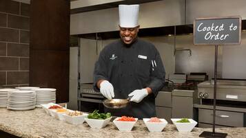 Café da manhã feito na hora grátis todos os dias