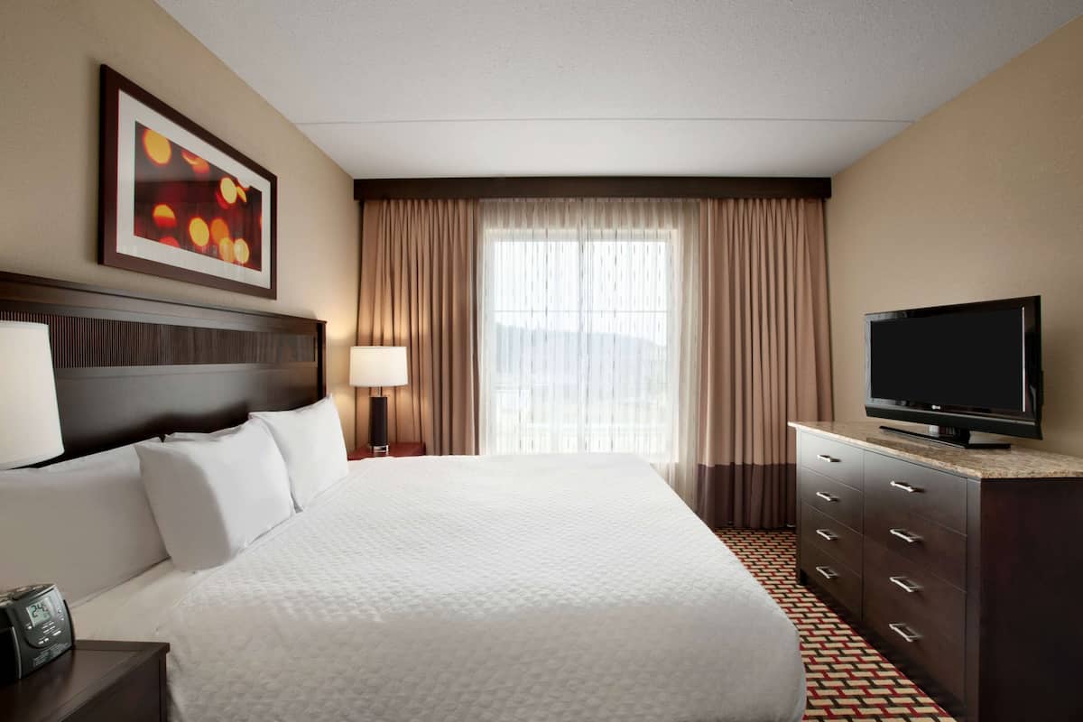 Premium bedding, in-room safe, desk, blackout curtains