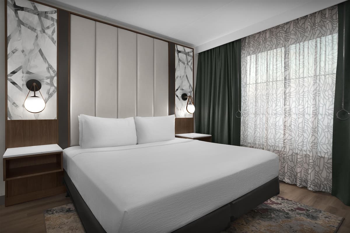 Premium bedding, in-room safe, desk, blackout drapes