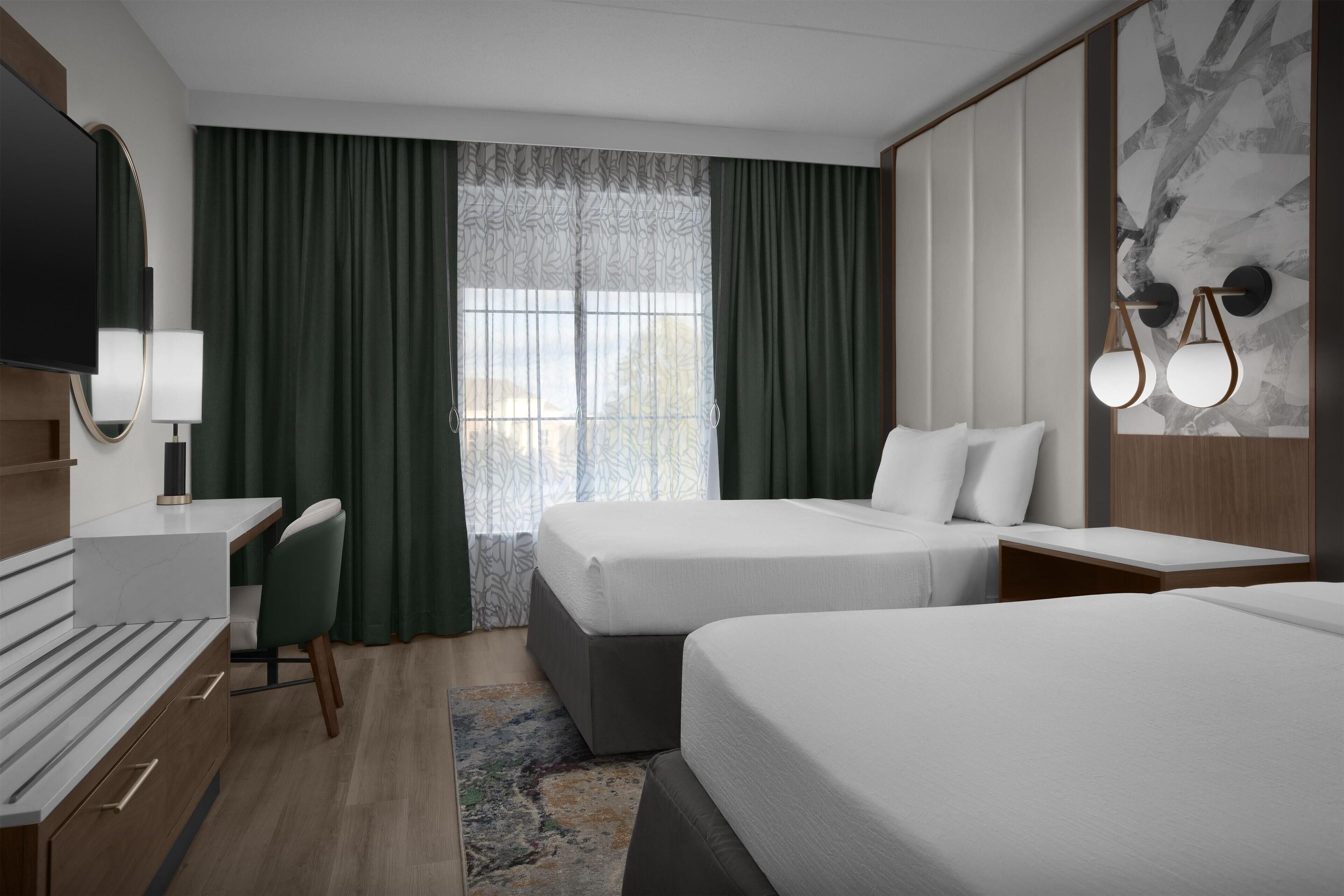 高档床上用品、客房内保险箱、办公桌、遮光窗帘