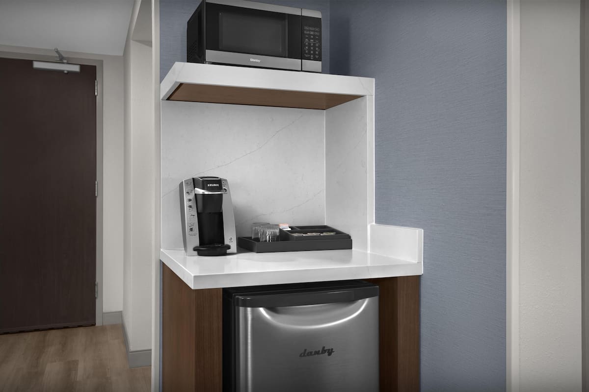 Ropa de cama de alta calidad y caja de seguridad en la habitación