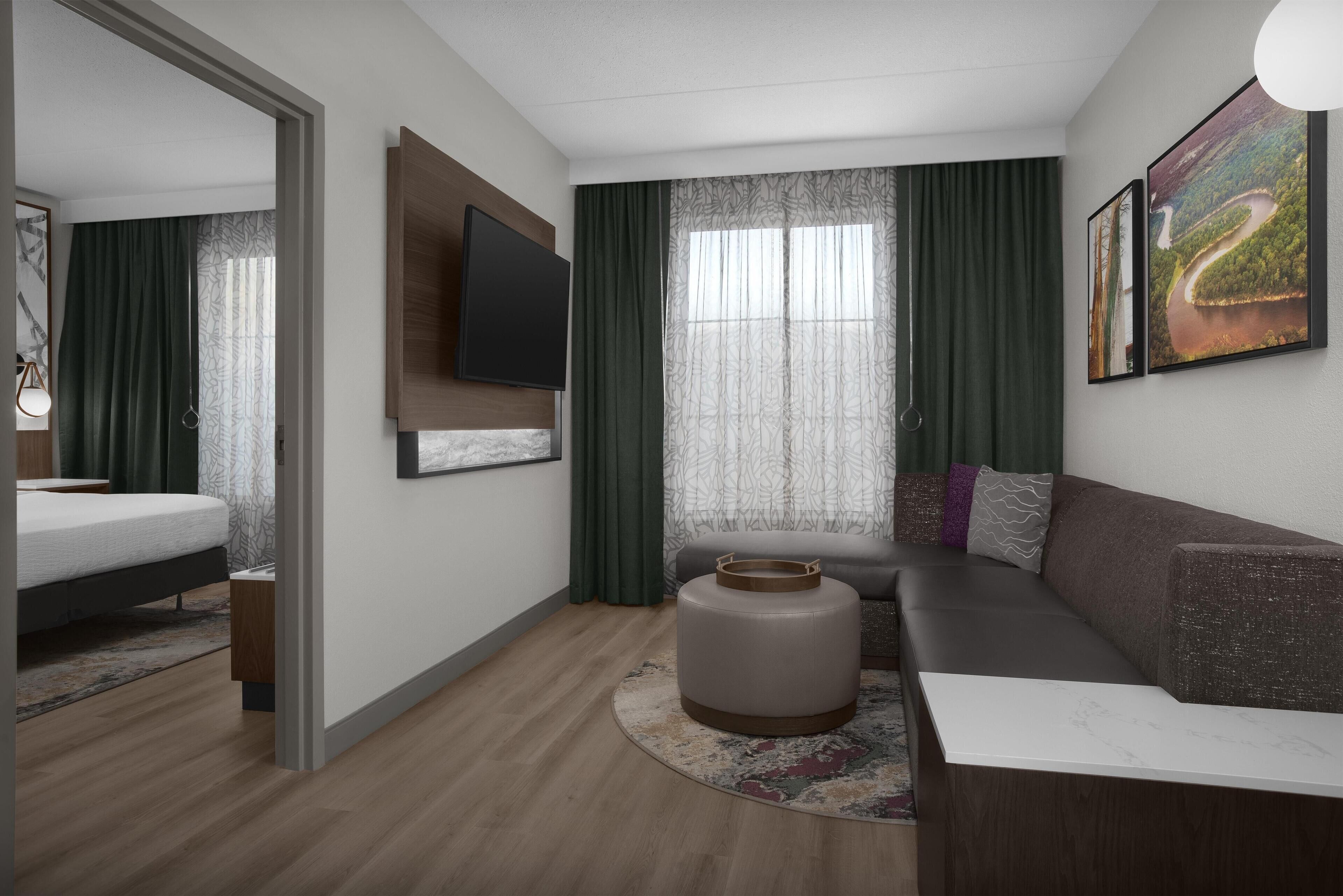 Room, 1 King Bed, Accessible, Bathtub (Mobility) | Living area