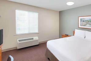 Individually decorated, individually furnished, desk, blackout drapes - WoodSpring Suites Sioux Falls (Sioux Falls)