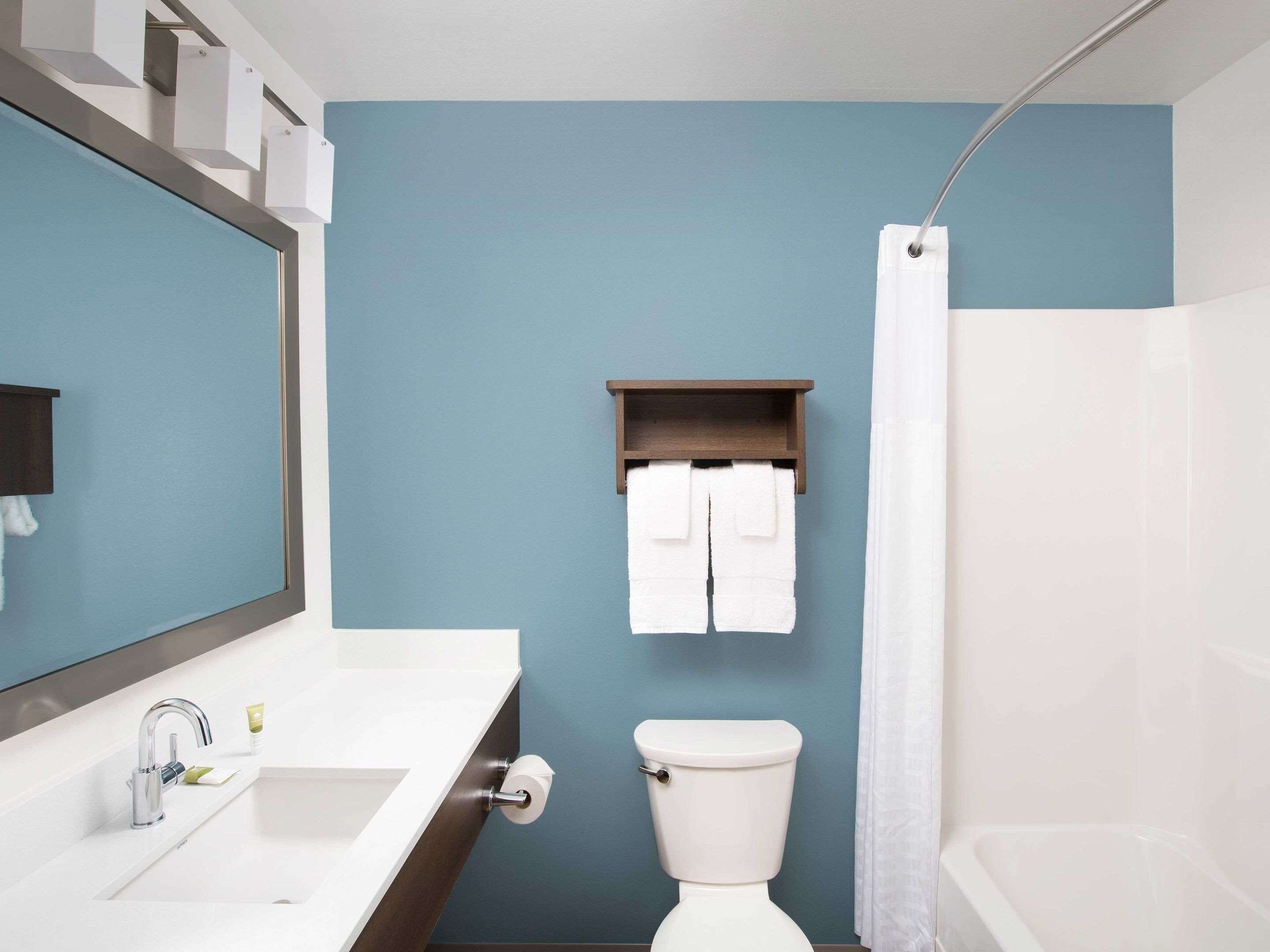 Habitación estándar, 2 camas matrimoniales, para no fumadores | Baño | Tina con regadera, secadora de cabello, toallas 