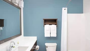 Habitación estándar, 2 camas matrimoniales, para no fumadores | Baño | Tina con regadera, secadora de cabello, toallas