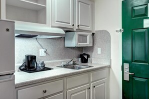 Desk, laptop workspace, iron/ironing board, free WiFi