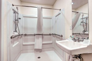 Room, 1 Katil Ratu (Queen), Accessible, Non Smoking | Meja, ruang kerja komputer riba, seterika/papan seterika, Wi-fi percuma 