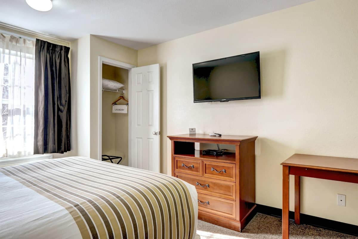 Desk, laptop workspace, iron/ironing board, free WiFi