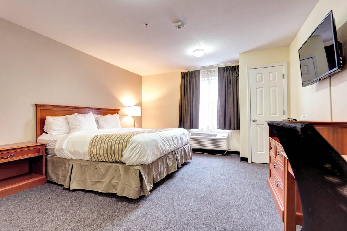 Desk, laptop workspace, iron/ironing board, free WiFi