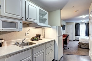 Refrigerador con congelador, microondas y cafetera y tetera