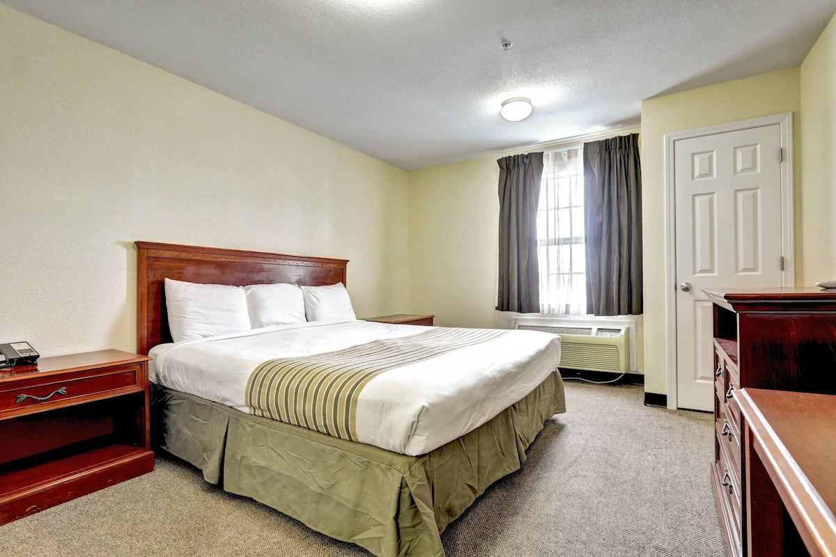 Desk, laptop workspace, iron/ironing board, free WiFi