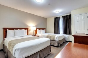 Habitación estándar, 2 camas matrimoniales, para no fumadores | Escritorio y espacio para trabajar con laptop