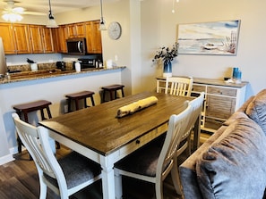 Luxury Condo, 3 Bedrooms, Non Smoking, Golf View | In-room dining