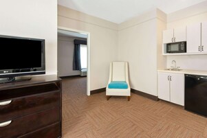 Ropa de cama de alta calidad, colchones Tempur-Pedic y escritorio 