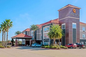 Exterior - La Quinta Inn & Suites by Wyndham Winnie (Winnie)