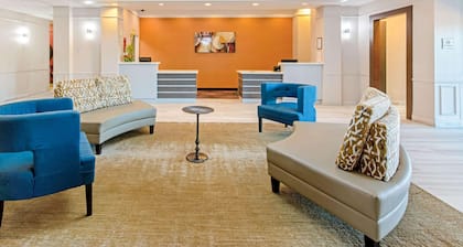 La Quinta Inn & Suites by Wyndham Winnie