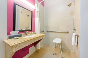 Bathtub, free toiletries, hair dryer, towels - La Quinta Inn & Suites by Wyndham Winnie (Winnie)