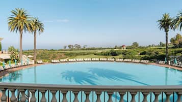 3 piscinas externas, funciona das 9h às 19h, guarda-sóis