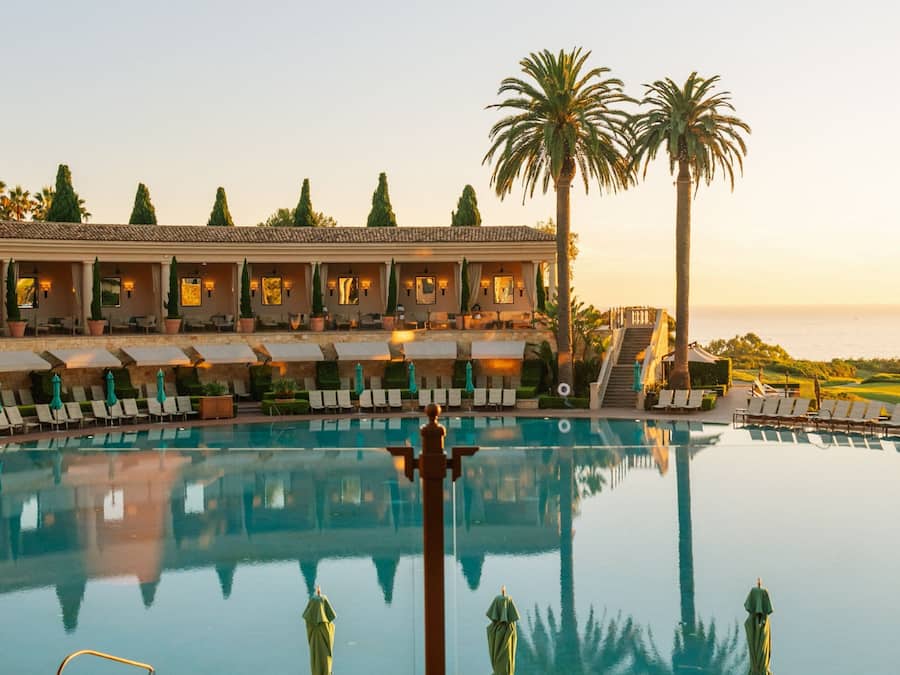 3 piscines extérieures, parasols de plage
