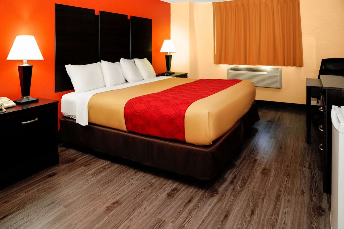 Escritorio, wifi gratis, ropa de cama y acceso para silla de ruedas