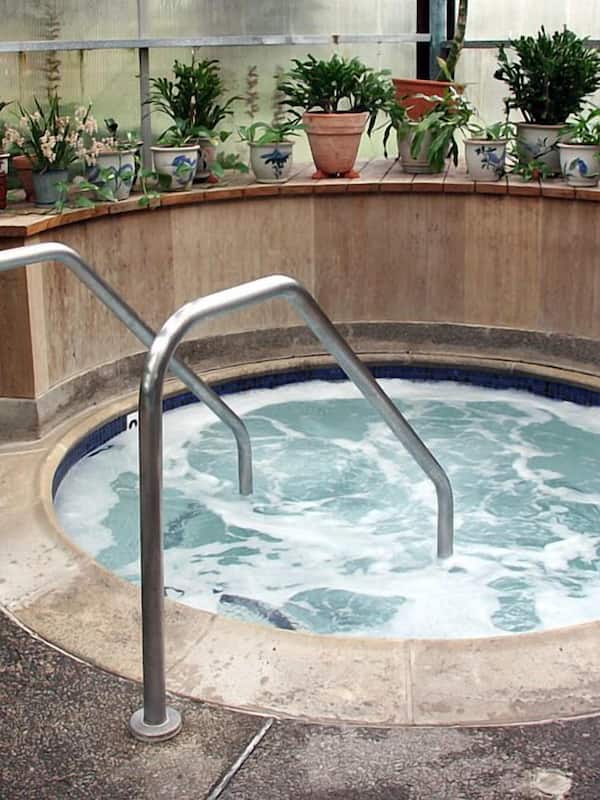 Couples treatment rooms, aromatherapy, hot stone massages