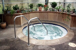 Couples treatment rooms, aromatherapy, hot stone massages