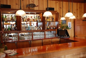 Bar (on property) - The Stanford Inn By The Sea Eco-Resort (Mendocino)