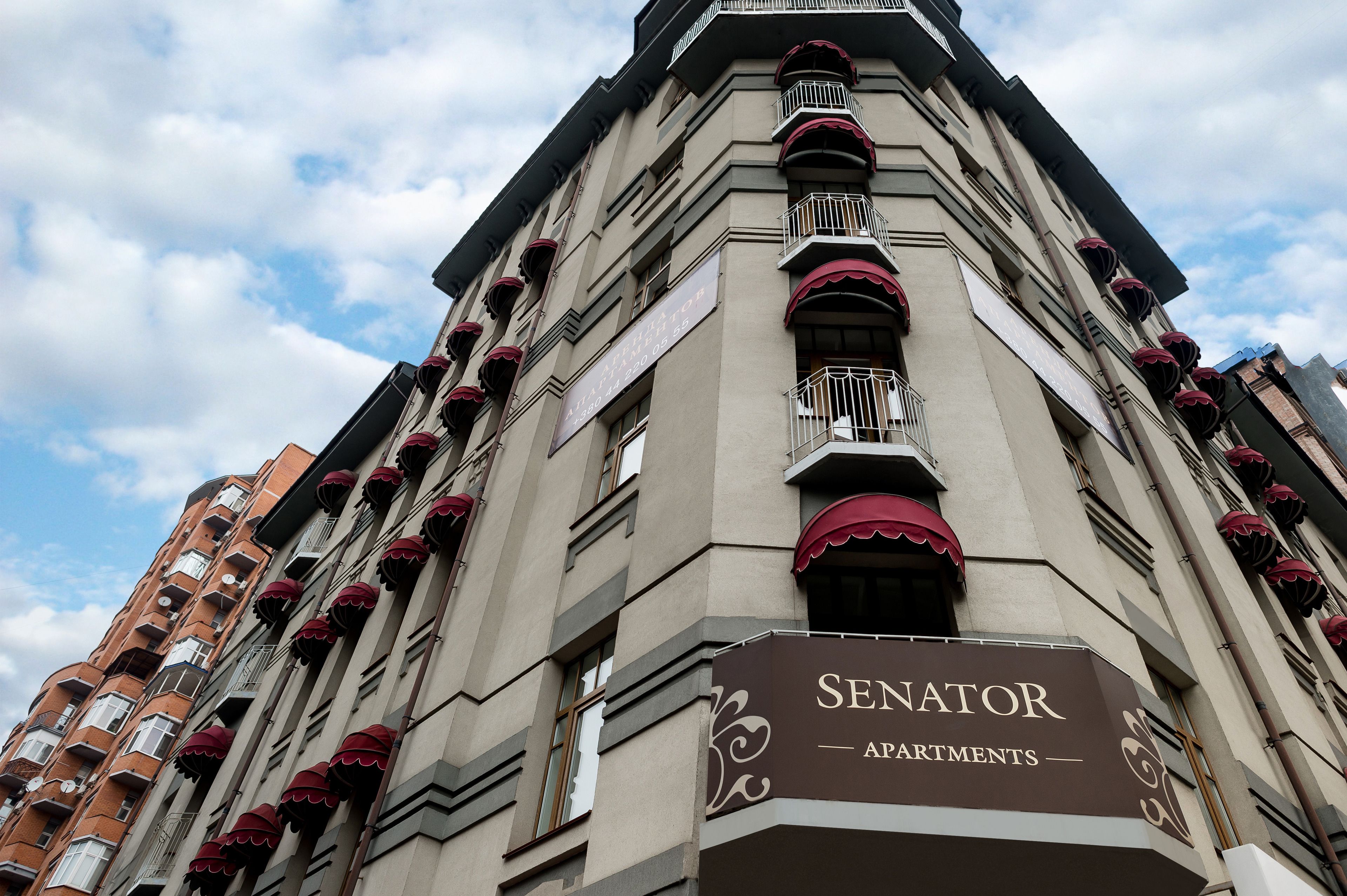 En byggnad med en skylt som visar texten "SENATOR APARTMENTS".
