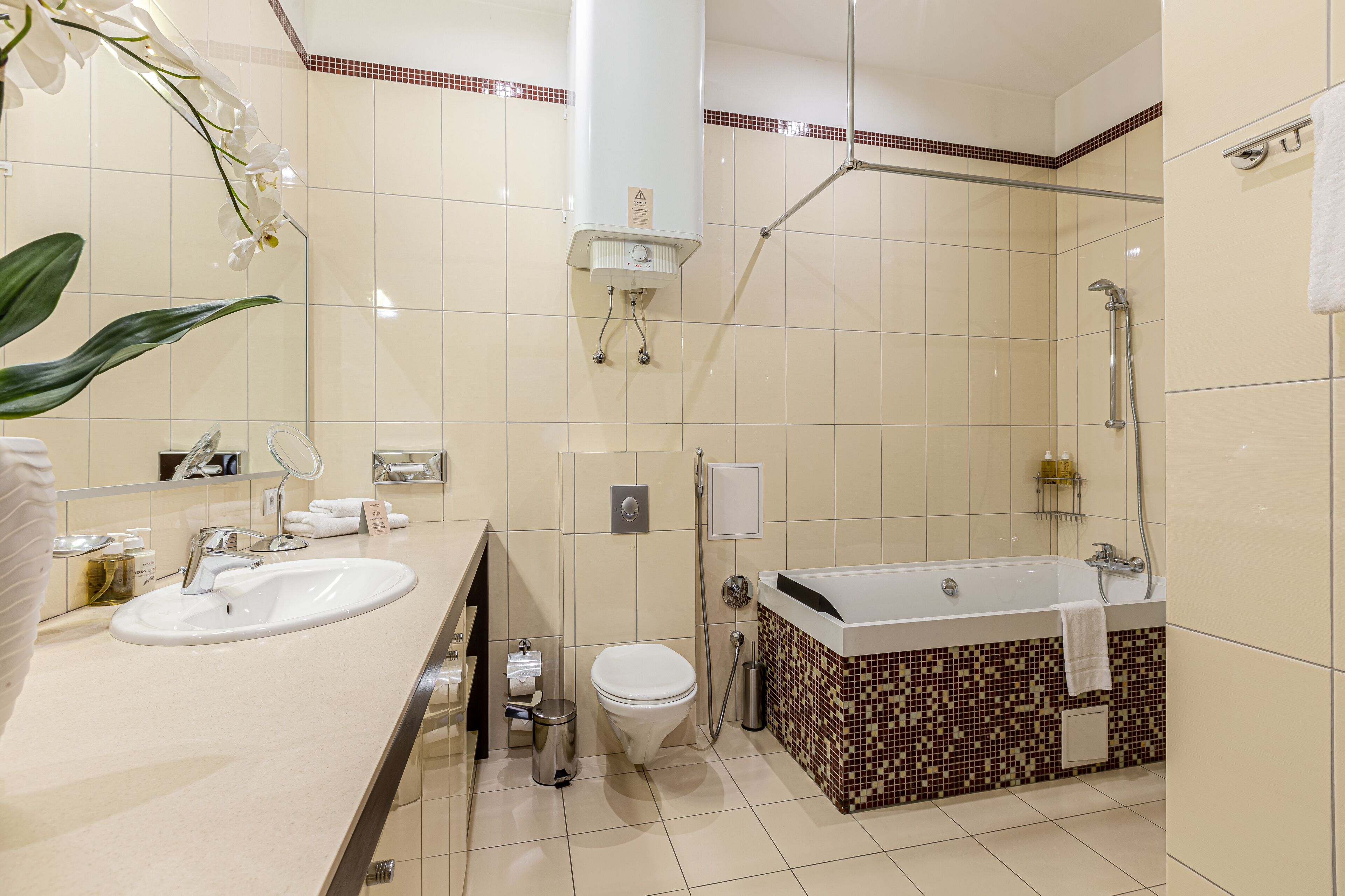 Un baño moderno con lavamanos, inodoro y bañera.
