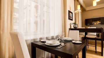 Standard Apartment, 1 Bedroom | In-room dining