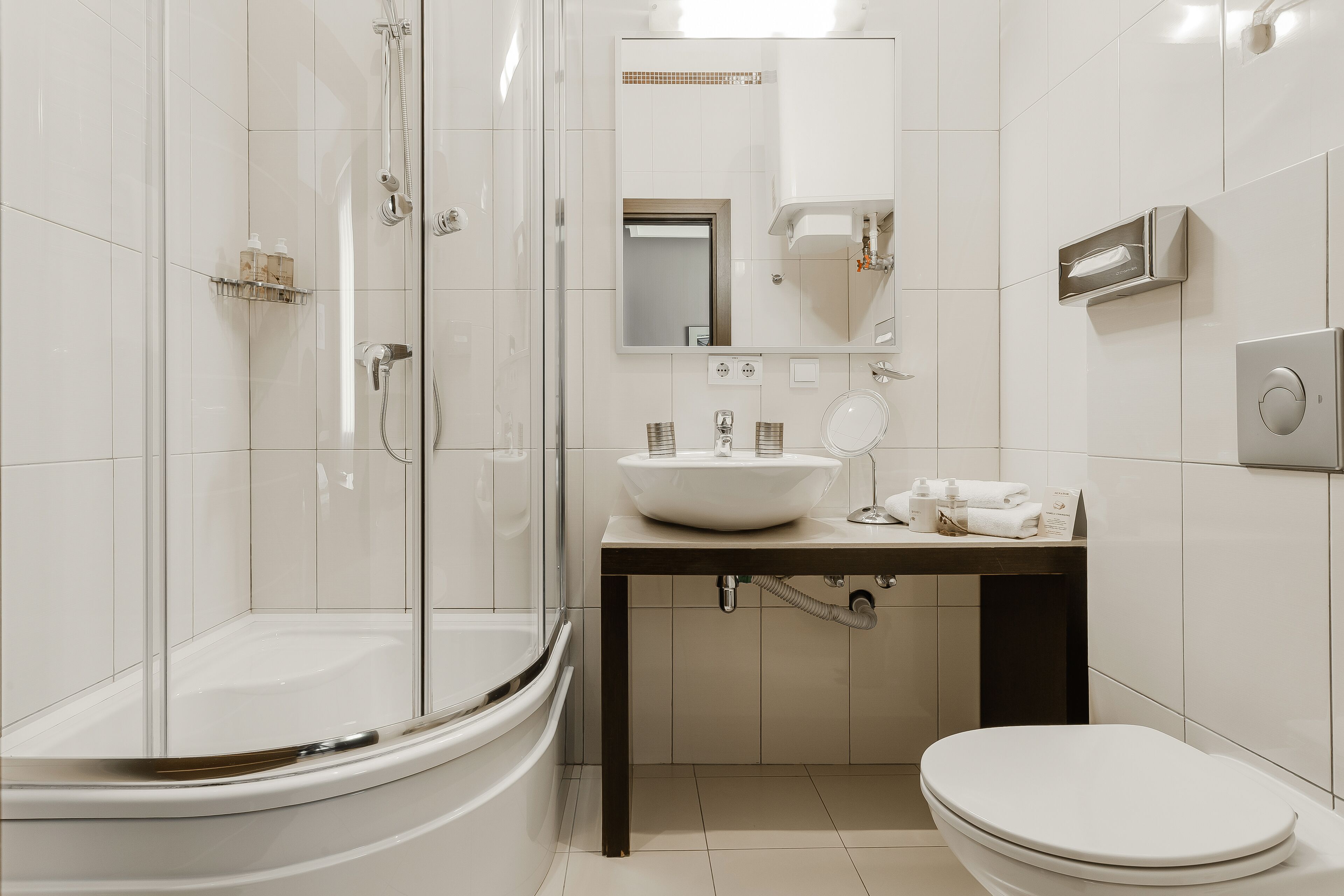 Classic Room | Bathroom | Bathtub, free toiletries, hair dryer, bathrobes