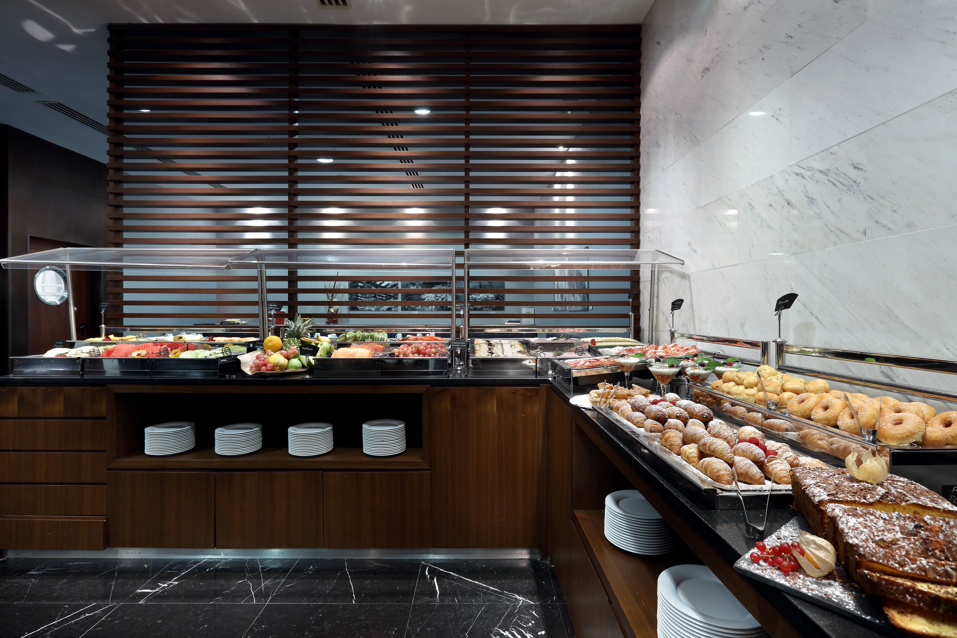 serves lunch and dinner